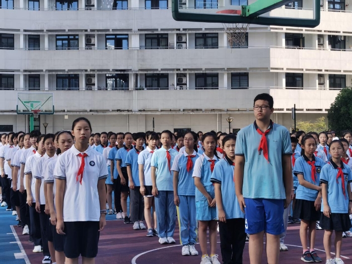 初三(5)班胡晨昕同学初三(1)班方芮同学我们是大关中学教育集团学生