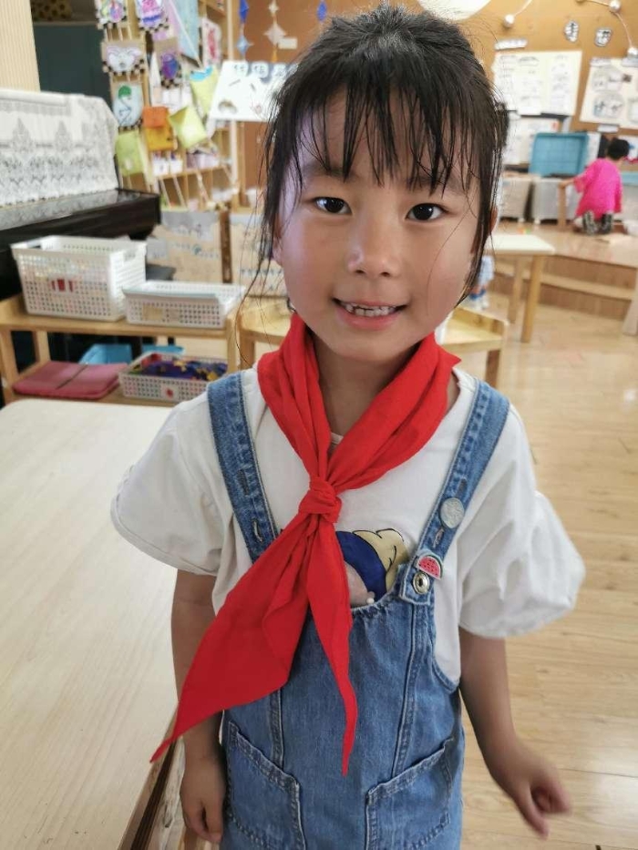 小学生戴红领巾照片图片