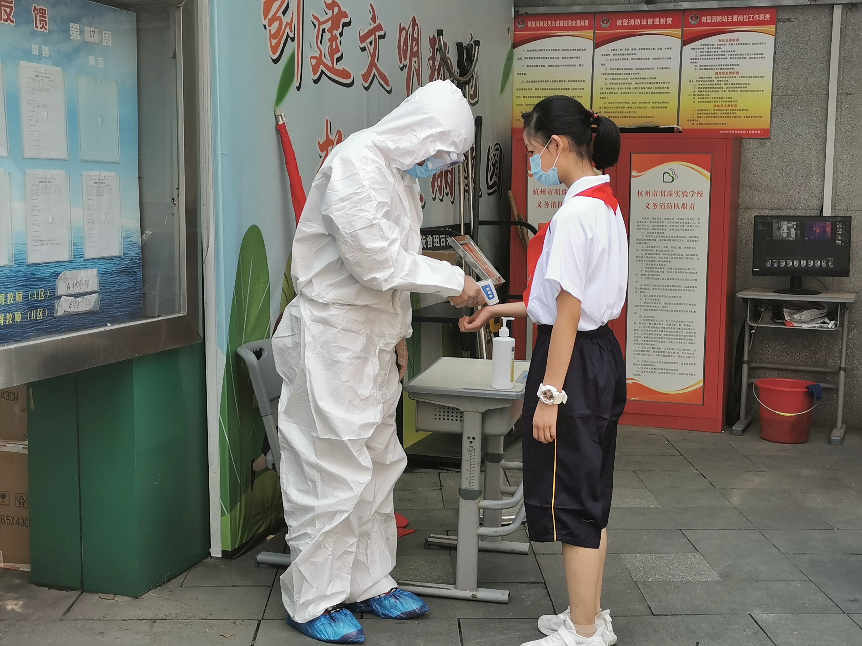 学生入校2.jpg