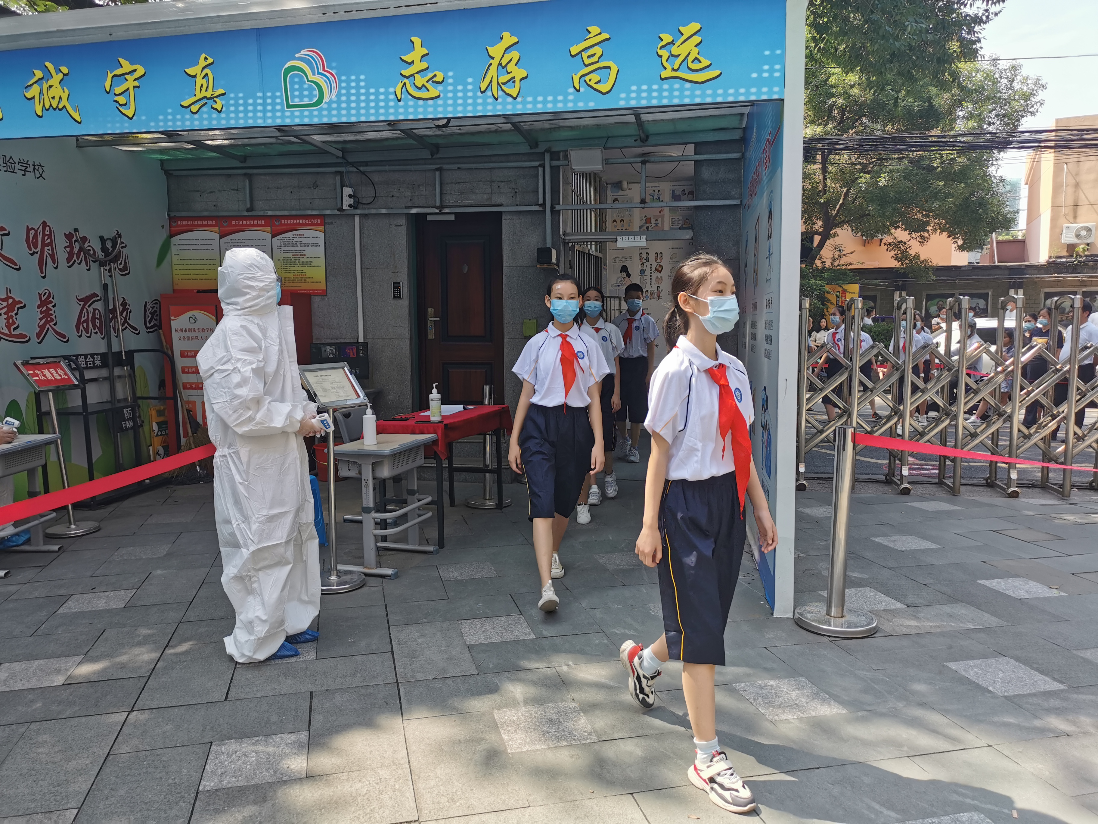 学生入校1.jpg