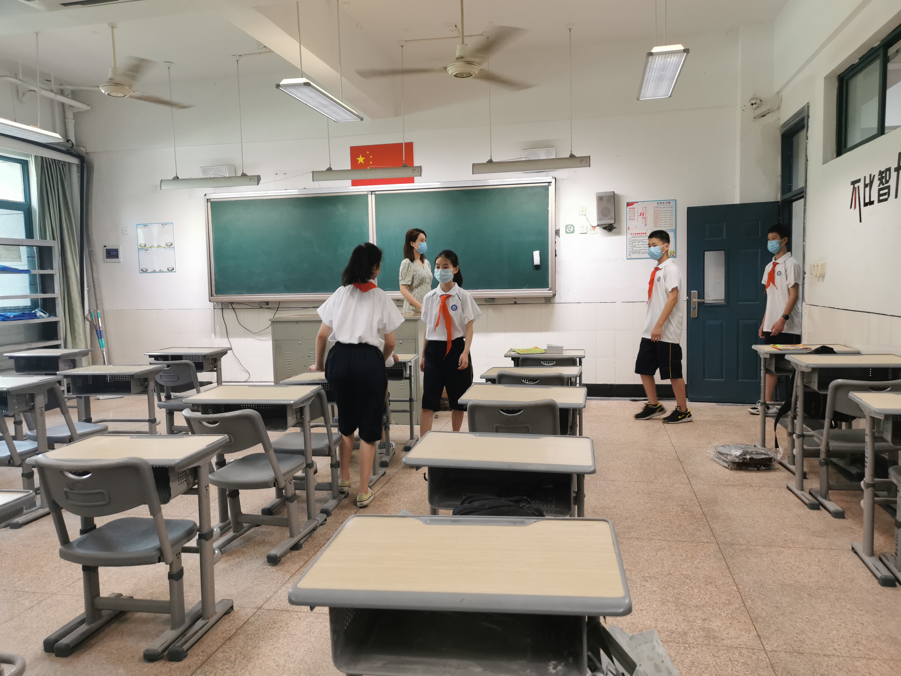进入教室1.jpg 进入教室1.jpg